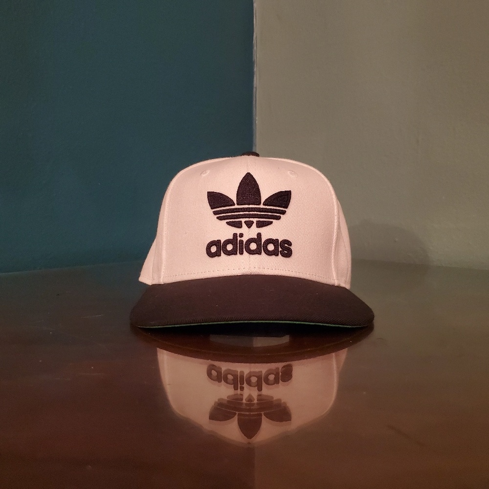 Adidas Originals Snap-back w/ green bill wh/b